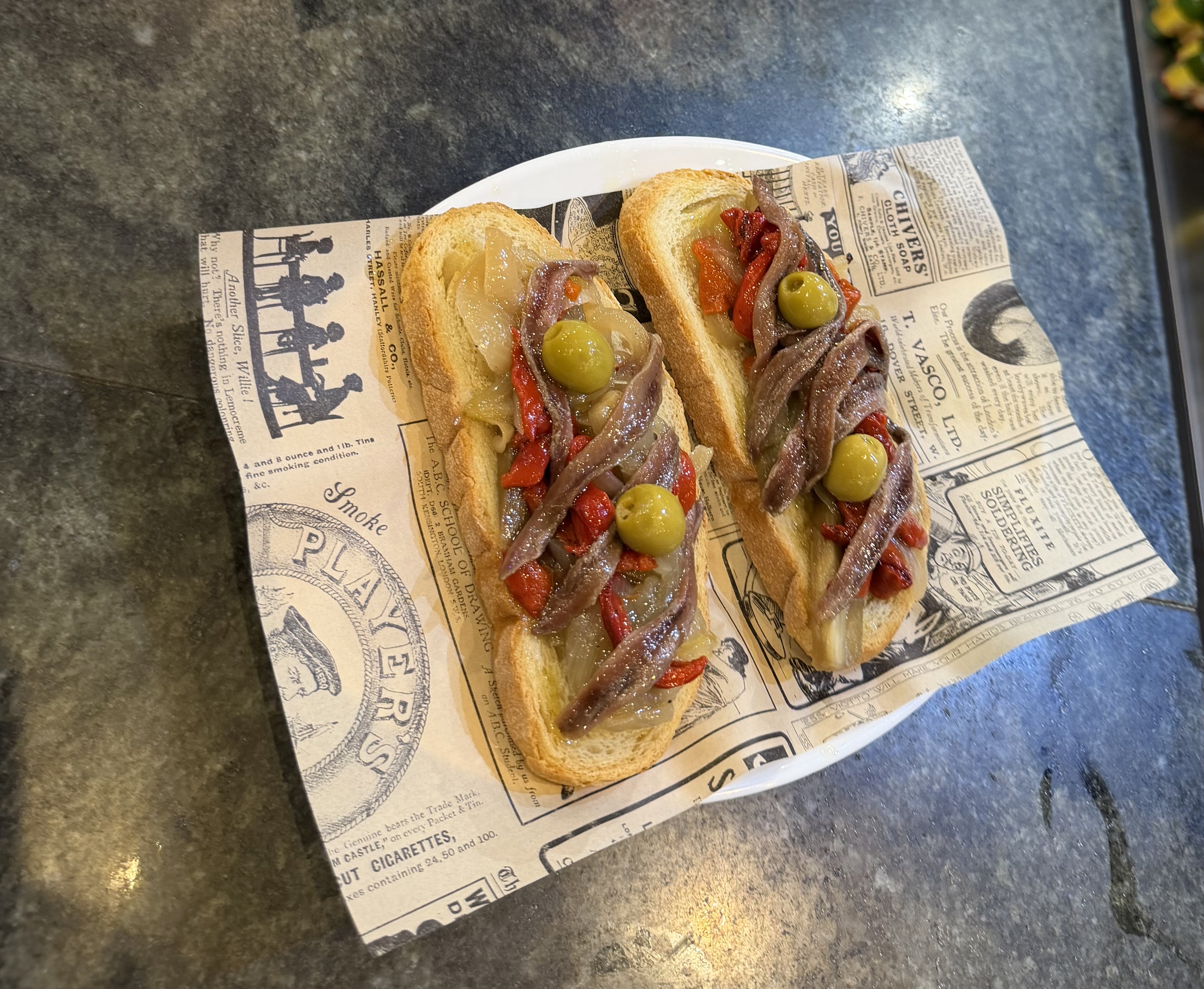ANCHOAS-TOMATE-OLIVAS NEGRAS