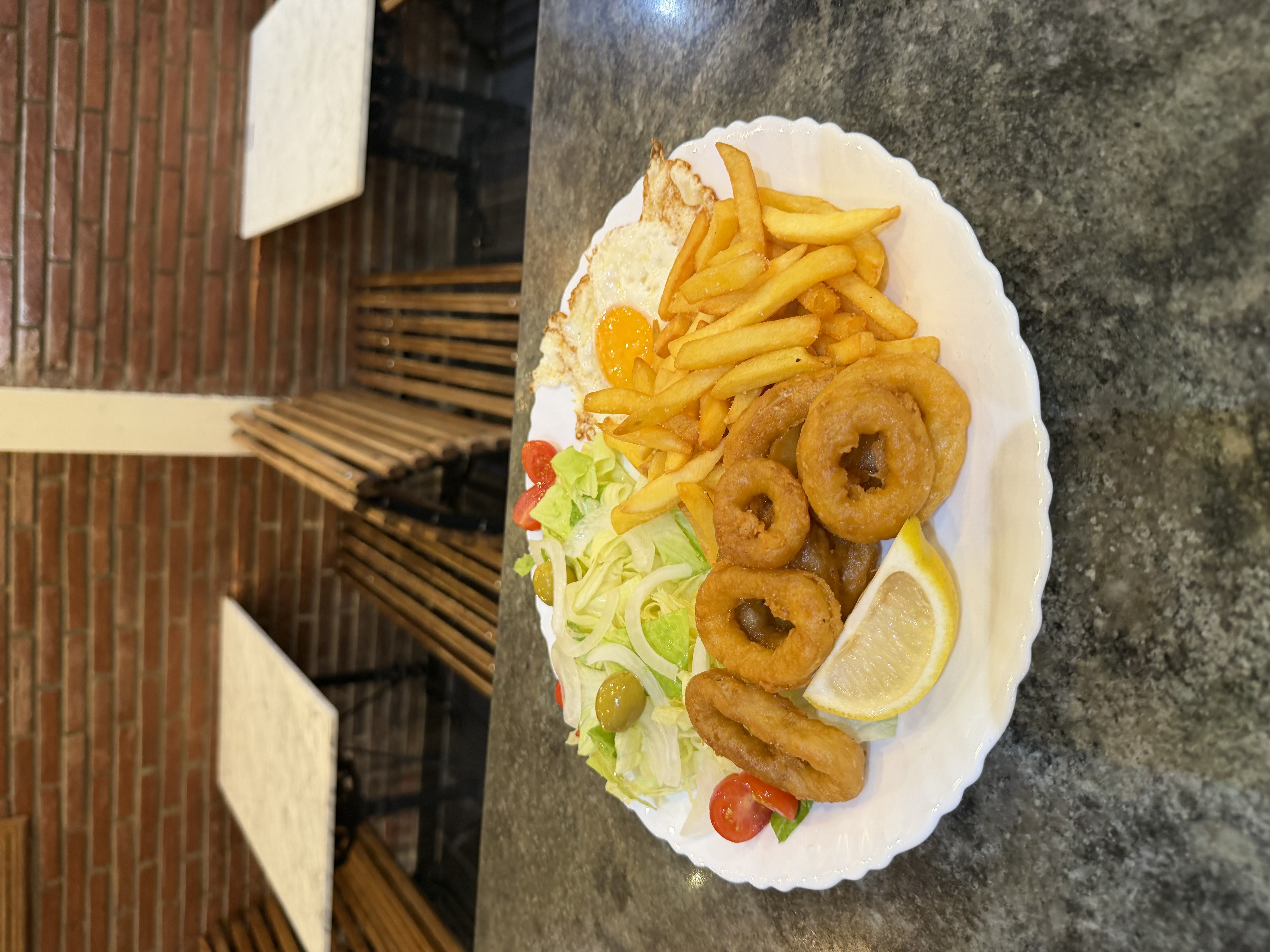 CALAMARES-HUEVO-PATATAS FRITAS Y ENSALADA