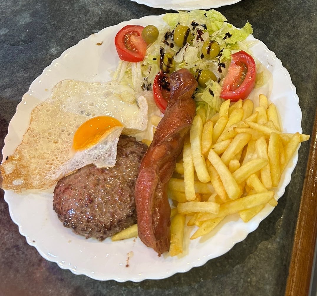 FRANKFURT-HAMBURGUESA-HUEVO-PATATAS Y ENSALADA