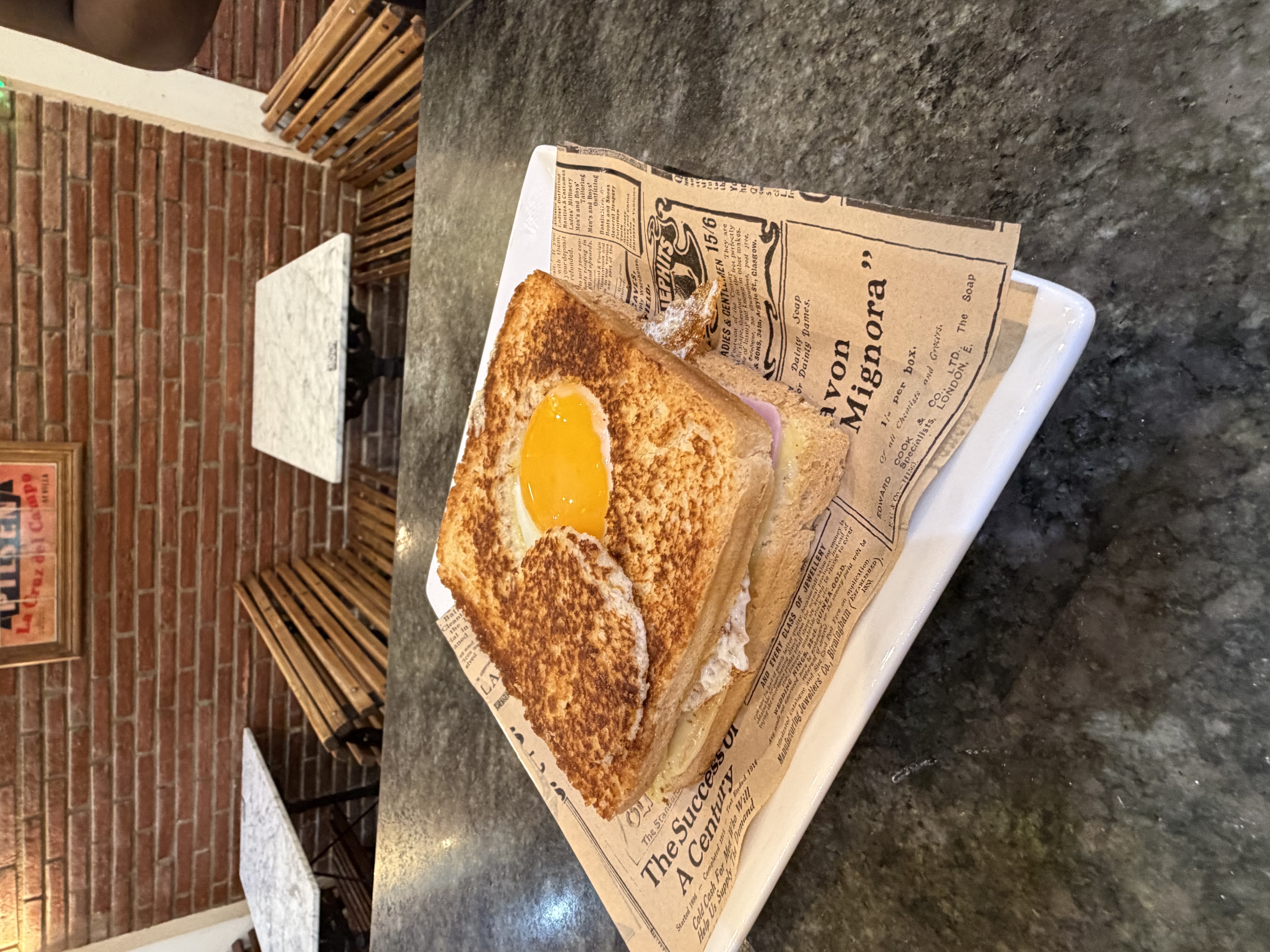 BIKINI CON HUEVO FRITO (JAMÓN DULCE, QUESO Y HUEVO) - BIKINI WITH FRIED EGG (HAM, CHEESE AND EGG) -